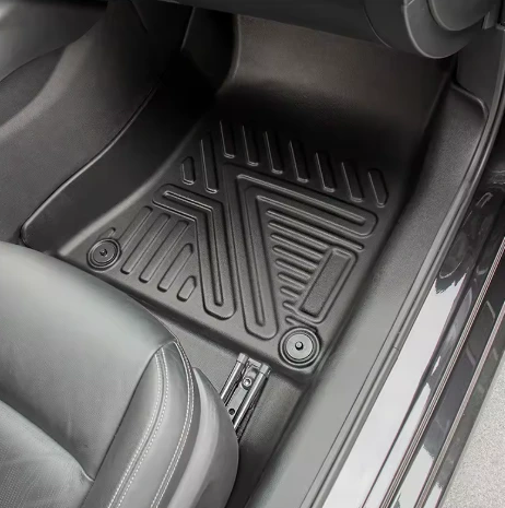 Alfombrilla VanceCar instalada en un Volkswagen Golf 2023